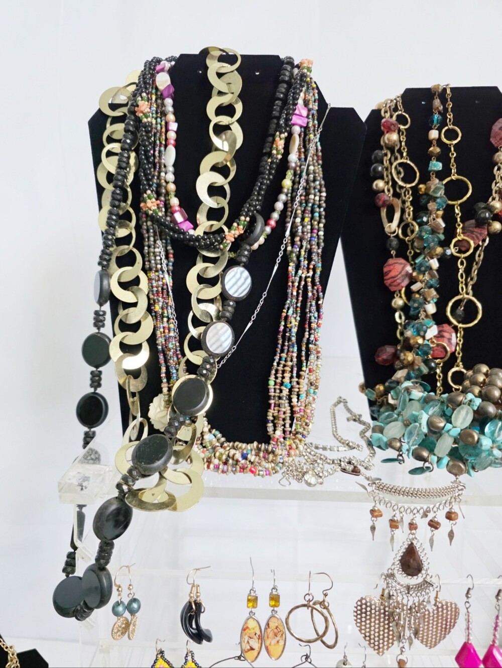 6.75lb Of Jewelry 109 Piece Earrings Bracelets Brooches Necklaces Rings - Picture 5 of 8